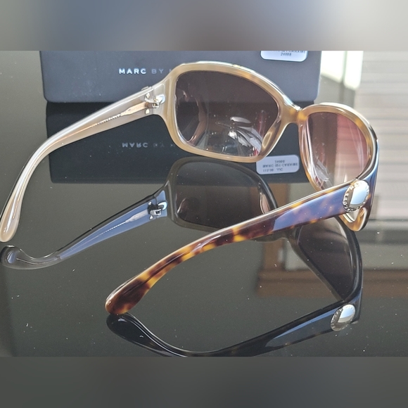 Sunglasses - Picture 13 of 16